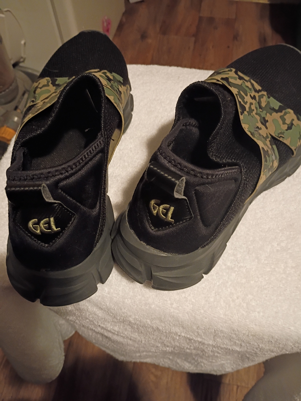 Men's Athletic Slip-On Shoes with Camo Strap - Black/Olive